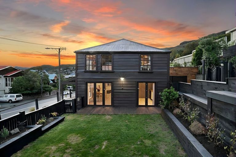Photo of property in 2a Ripon Street, Lyttelton, 8082
