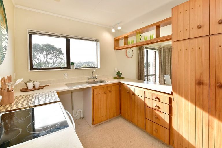 Photo of property in 16 Petrel Place, Massey, Auckland, 0614