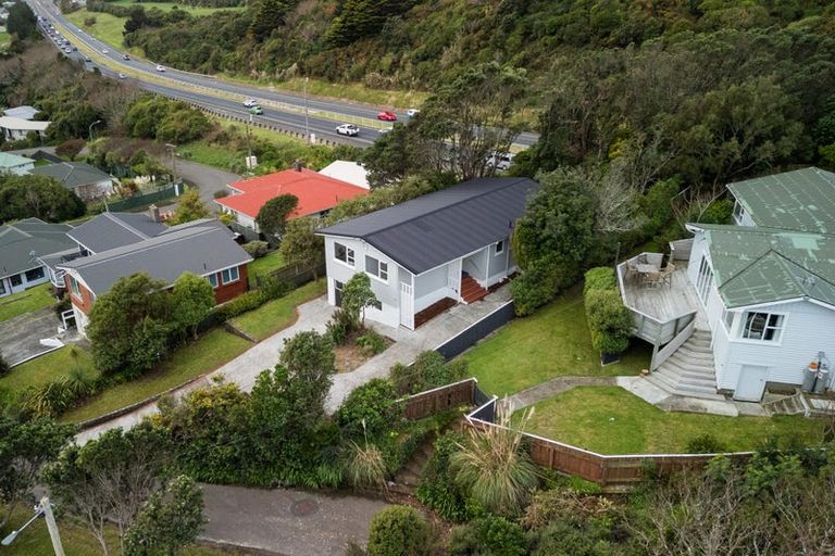 Photo of property in 4 Mayfair Place, Tawa, Wellington, 5028