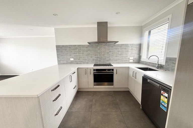 Photo of property in 5 Rewarewa Way, Timberlea, Upper Hutt, 5018