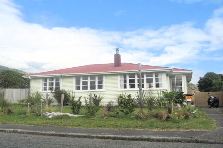 Photo of property in 28 Te Miti Street, Paekakariki, 5034