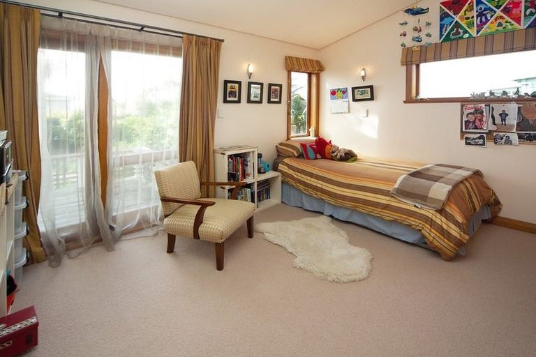 Photo of property in 145 Queen Street, Northcote Point, Auckland, 0627