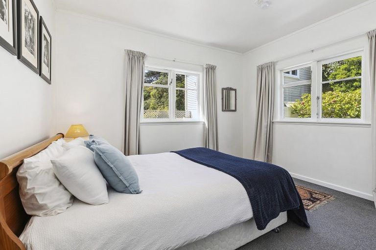 Photo of property in 15 Glanmire Road, Newlands, Wellington, 6037