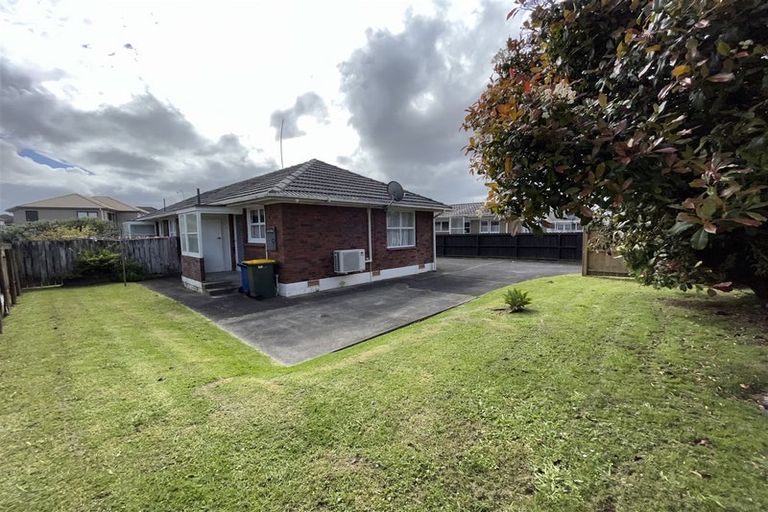 Photo of property in 1/116 Te Atatu Road, Te Atatu South, Auckland, 0610