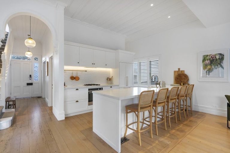 Photo of property in 28 Princes Street, Northcote Point, Auckland, 0627
