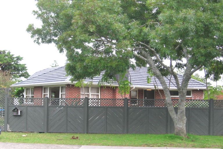 Photo of property in 61 Buscomb Avenue, Henderson, Auckland, 0610