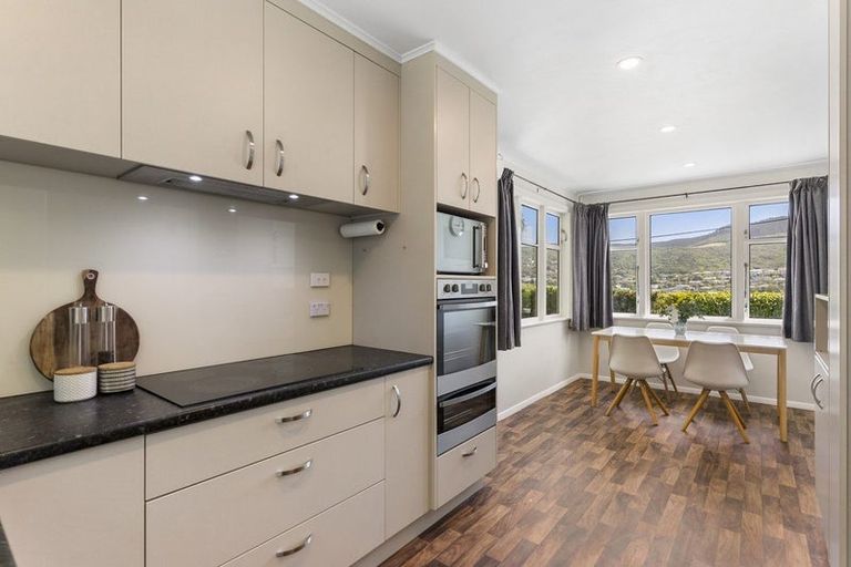 Photo of property in 39 Taylor Terrace, Tawa, Wellington, 5028