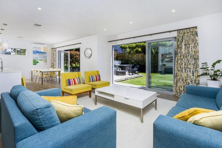 Photo of property in 30a Masterton Road, Rothesay Bay, Auckland, 0630