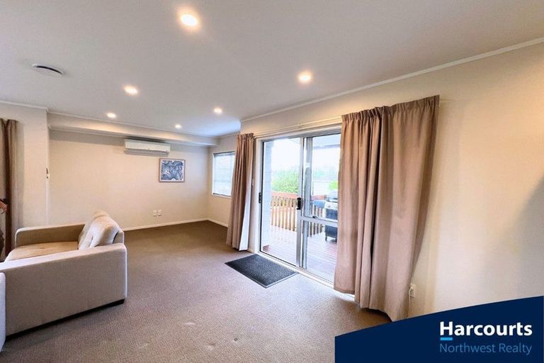 Photo of property in 25 Peterhouse Place, West Harbour, Auckland, 0618