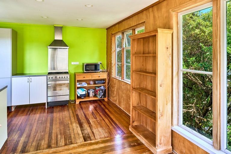 Photo of property in 16 Walker Avenue, Paremata, Porirua, 5026
