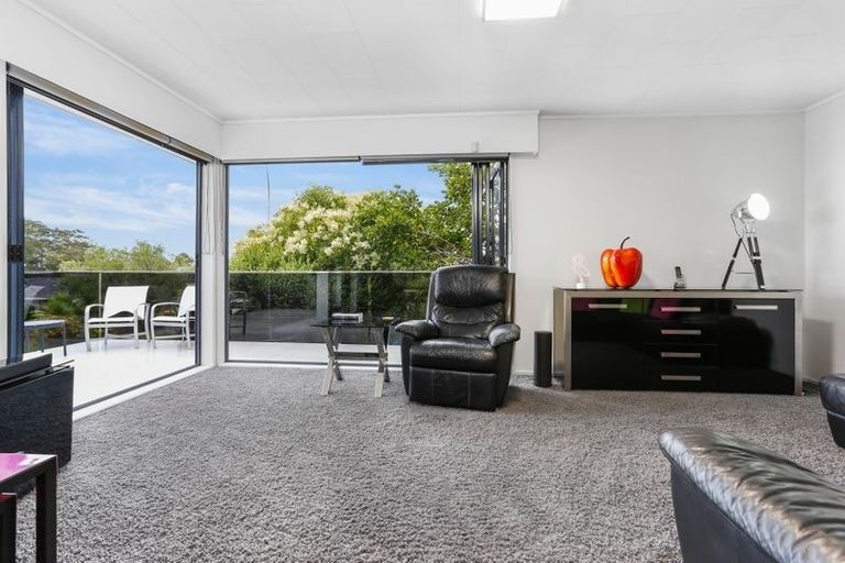 Photo of property in 30 Felgrove Street, Glendene, Auckland, 0602