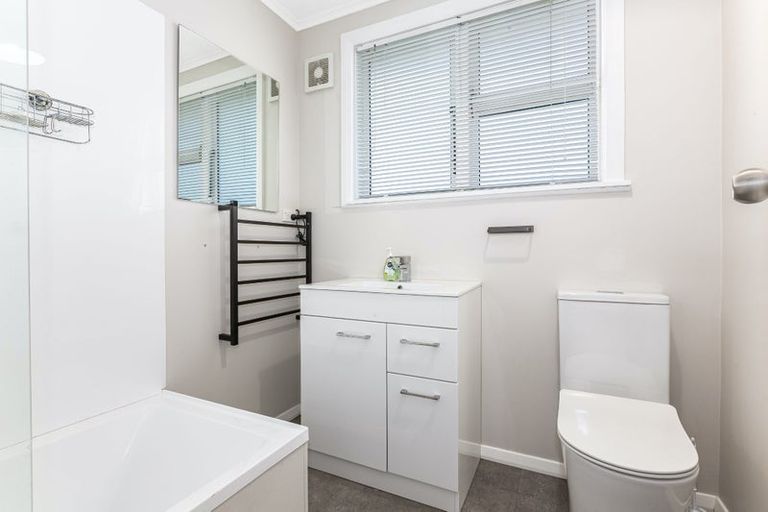 Photo of property in 90 Main Road, Titahi Bay, Porirua, 5022