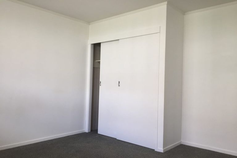 Photo of property in 2/52 Butterworth Drive, Glendene, Auckland, 0602