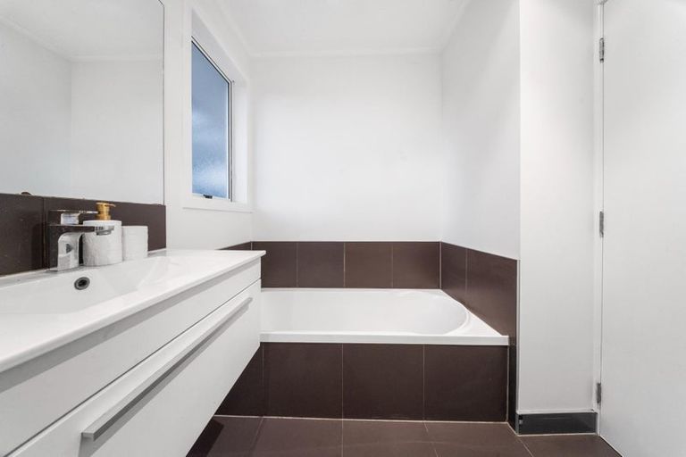 Photo of property in 37 Mckenzie Road, Mangere Bridge, Auckland, 2022