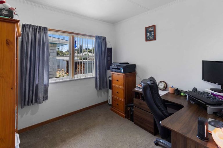 Photo of property in 16 Ongo Road, Hunterville, 4730