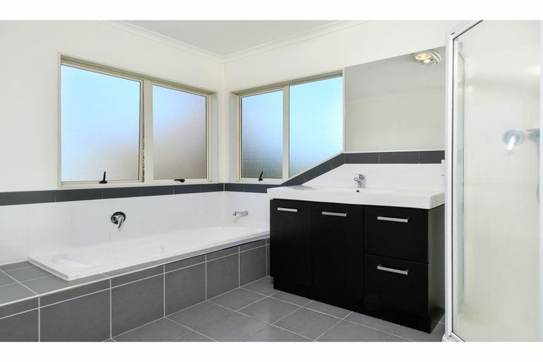 Photo of property in 27a Swanson Road, Henderson, Auckland, 0610