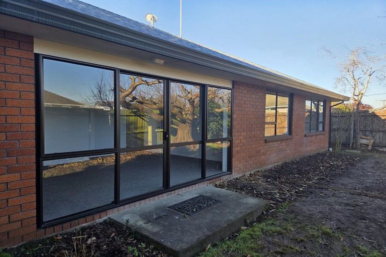 Photo of property in 2/3 Pinehurst Crescent, Russley, Christchurch, 8042