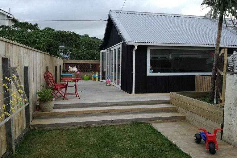 Photo of property in 78 Apu Crescent, Lyall Bay, Wellington, 6022