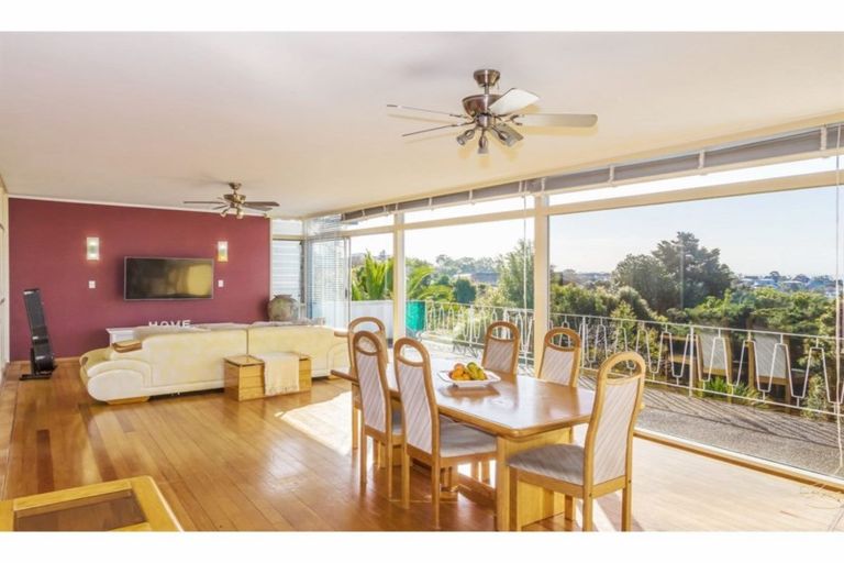 Photo of property in 181 Glenfield Road, Hillcrest, Auckland, 0627