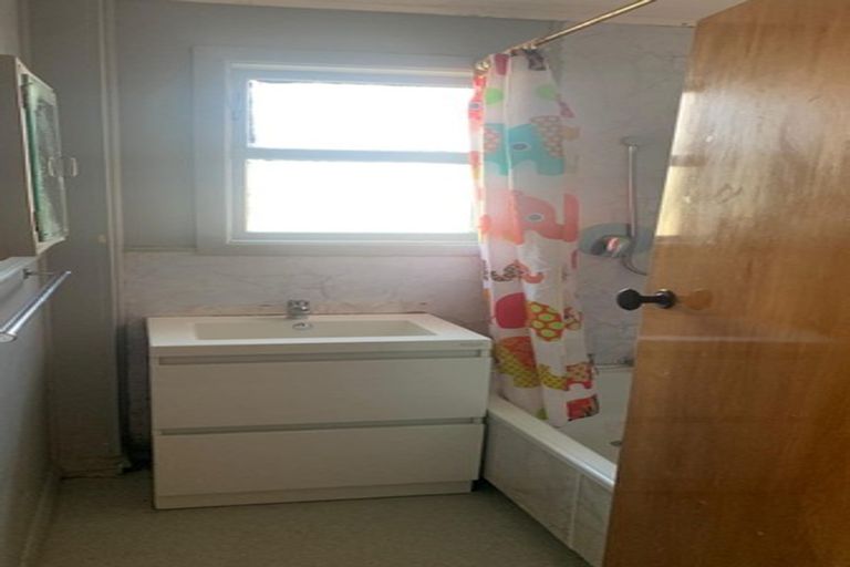 Photo of property in 64 Arimu Road, Papakura, 2110