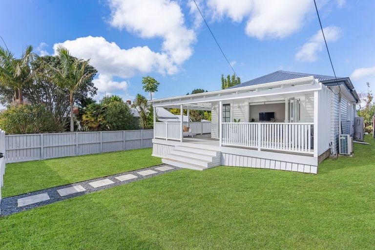 Photo of property in 1/8 West Lynn Road, Titirangi, Auckland, 0604
