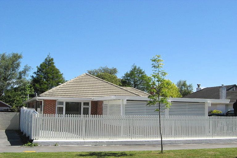 Photo of property in 213 Memorial Avenue, Burnside, Christchurch, 8053