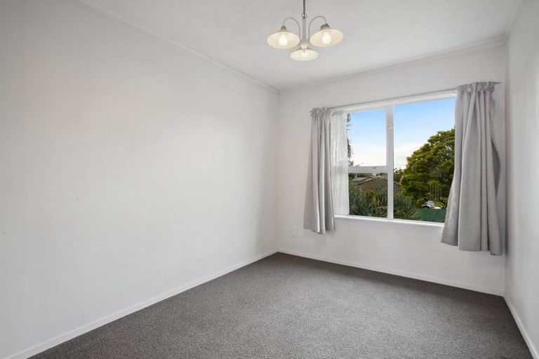 Photo of property in 16 Leaming Place, Clarks Beach, 2122