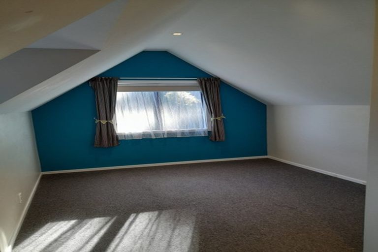 Photo of property in 62 Colchester Crescent, Newlands, Wellington, 6037