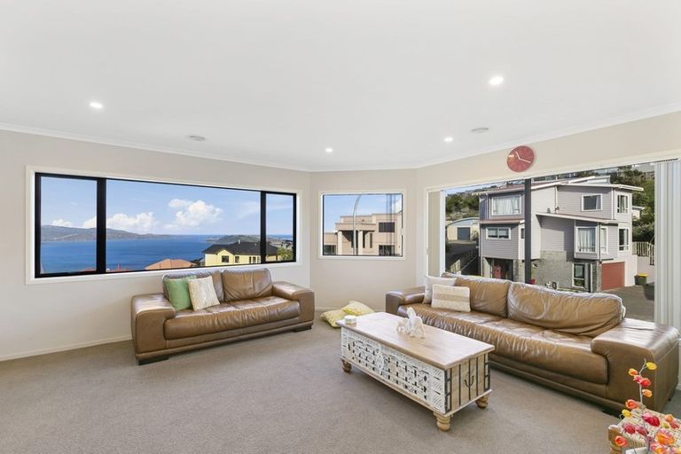 Photo of property in 5 Dress Circle, Newlands, Wellington, 6037