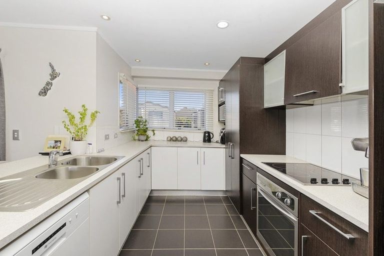 Photo of property in 2/143a Wiseley Road, West Harbour, Auckland, 0618