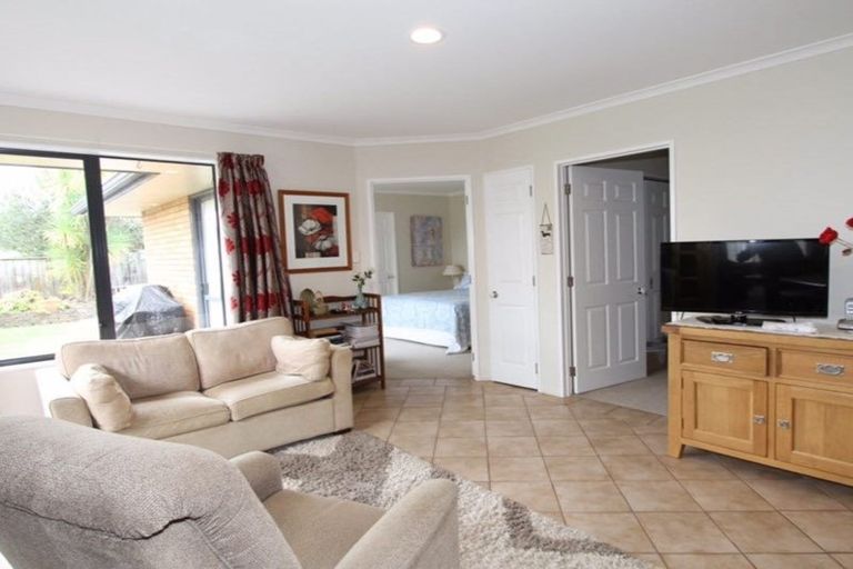 Photo of property in 1 Berkshire Terrace, Massey, Auckland, 0614