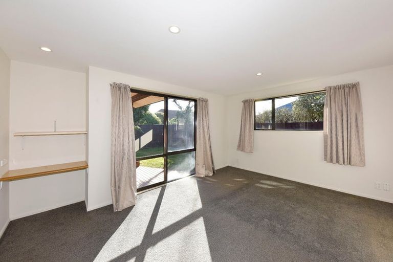 Photo of property in 10 Courtfield Close, Parklands, Christchurch, 8083