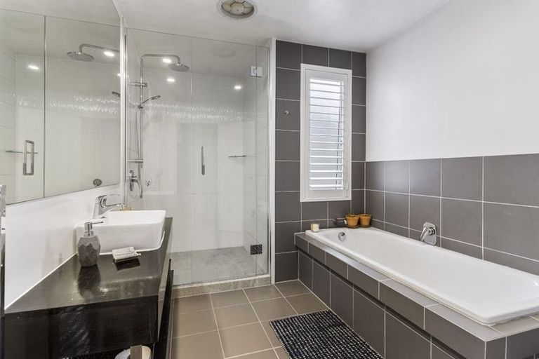 Photo of property in 11a Wernham Place, Northcote, Auckland, 0626