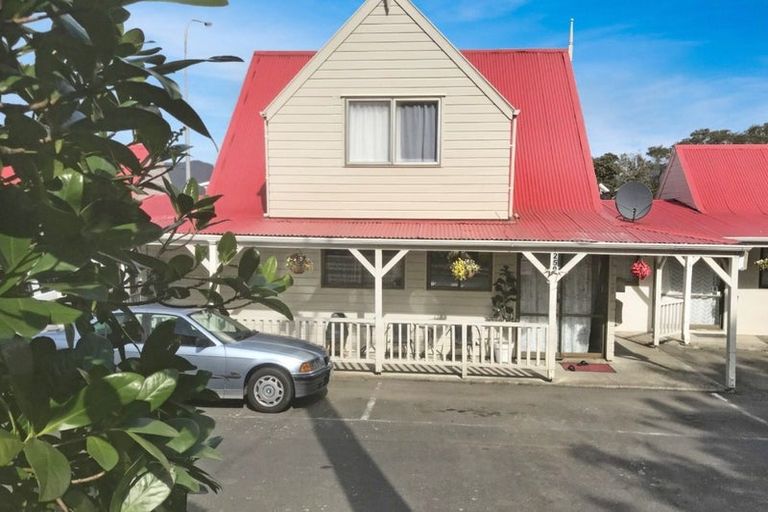 Photo of property in 252 Grounsell Crescent, Belmont, Lower Hutt, 5010