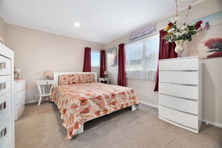 Photo of property in 2 Manatu Lane, Kelston, Auckland, 0602