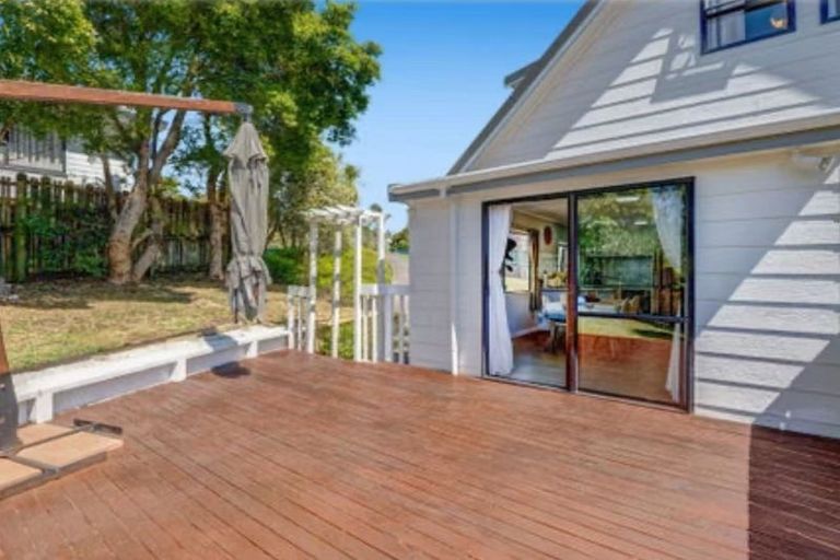 Photo of property in 14 Mallard Place, Unsworth Heights, Auckland, 0632