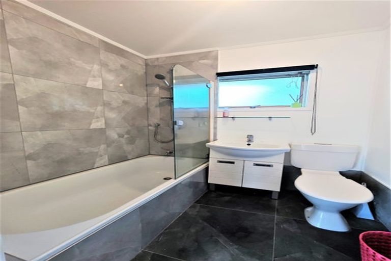 Photo of property in 1/14 Kathleen Street, Totara Vale, Auckland, 0627