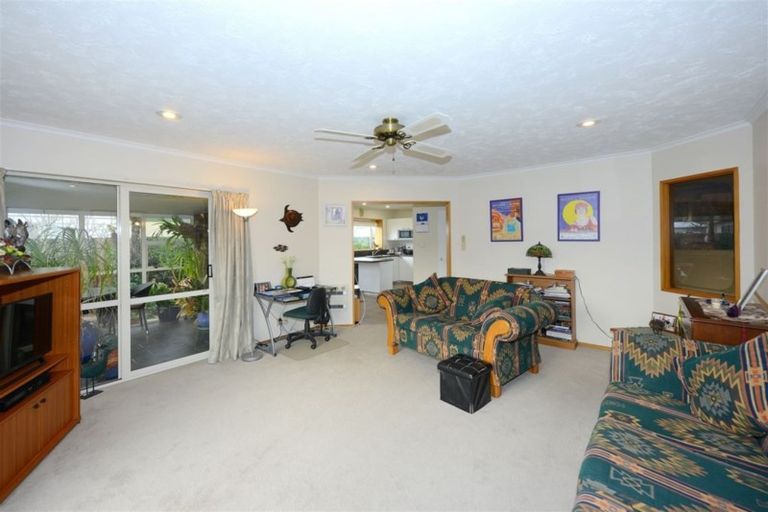 Photo of property in 2/52 Skerten Avenue, Hornby, Christchurch, 8042