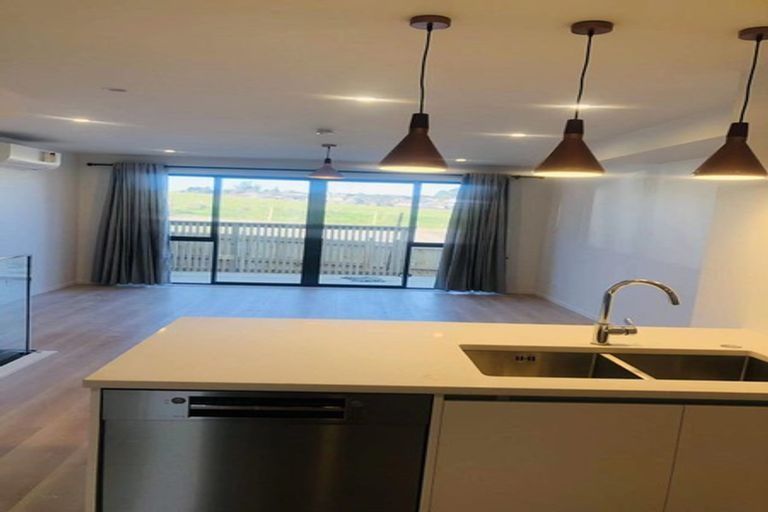 Photo of property in 12 Ingham Court, Fairview Heights, Auckland, 0632