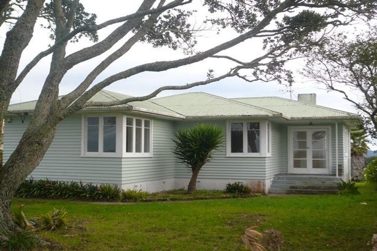 Photo of property in 16 Hobsonville Road, West Harbour, Auckland, 0618