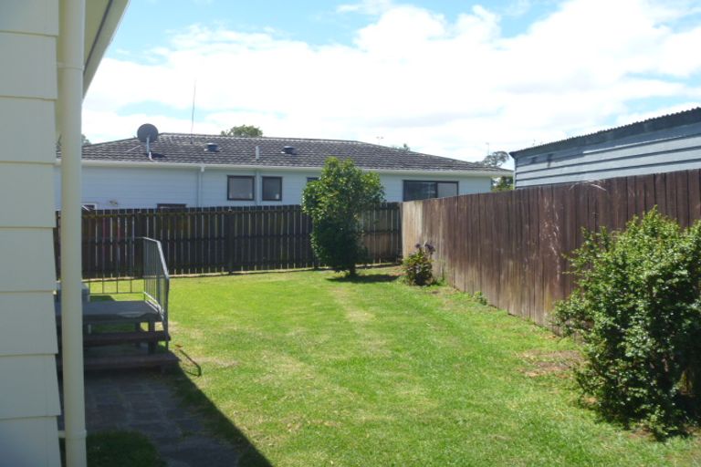Photo of property in 1/8 Senecio Place, Weymouth, Auckland, 2103
