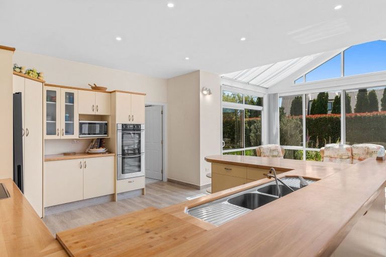 Photo of property in 6 Daffodil Grove, Carterton, 5713