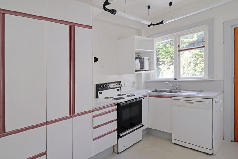 Photo of property in Sunhaven Flats, 262 Oriental Parade, Oriental Bay, Wellington, 6011