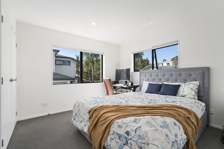 Photo of property in 7a Halcombe Place, Green Bay, Auckland, 0604