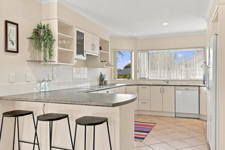 Photo of property in 6 San Ambrosio Rise, Henderson, Auckland, 0612
