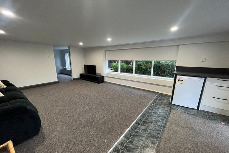 Photo of property in 4/305 Great North Road, Henderson, Auckland, 0612
