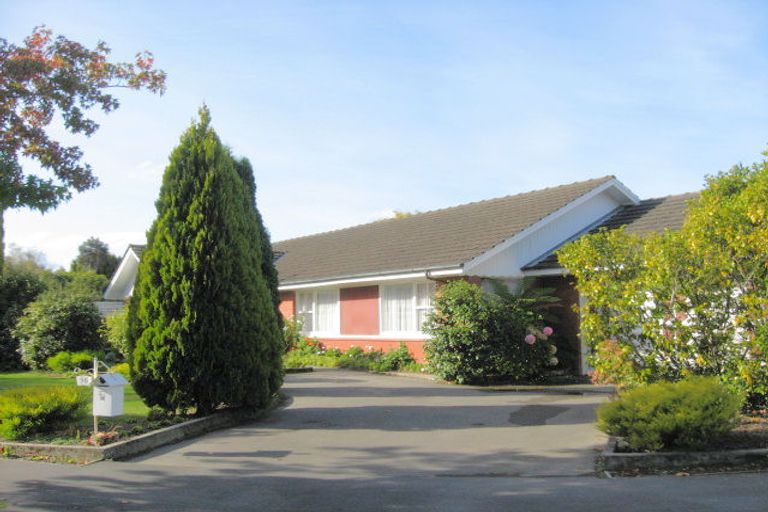 Photo of property in 16 Tuirau Place, Ilam, Christchurch, 8041