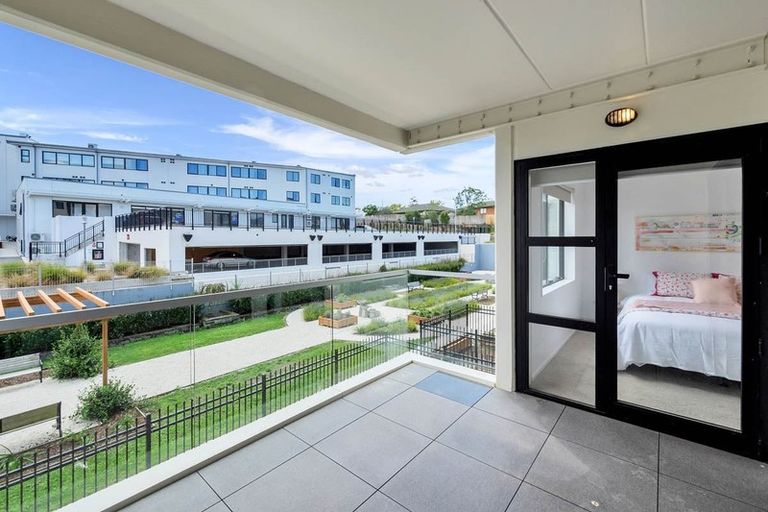 Photo of property in Apollo Apartments, 201/46 Rosedale Road, Rosedale, Auckland, 0632