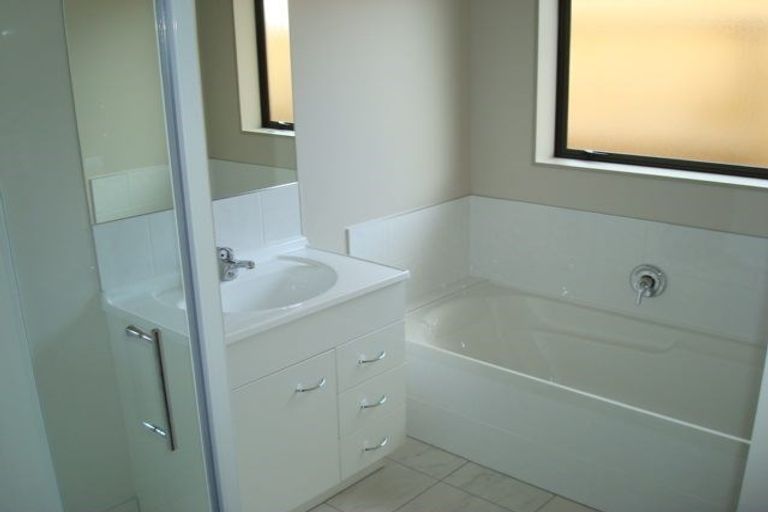 Photo of property in 14 Shrule Place, Huntington, Hamilton, 3210