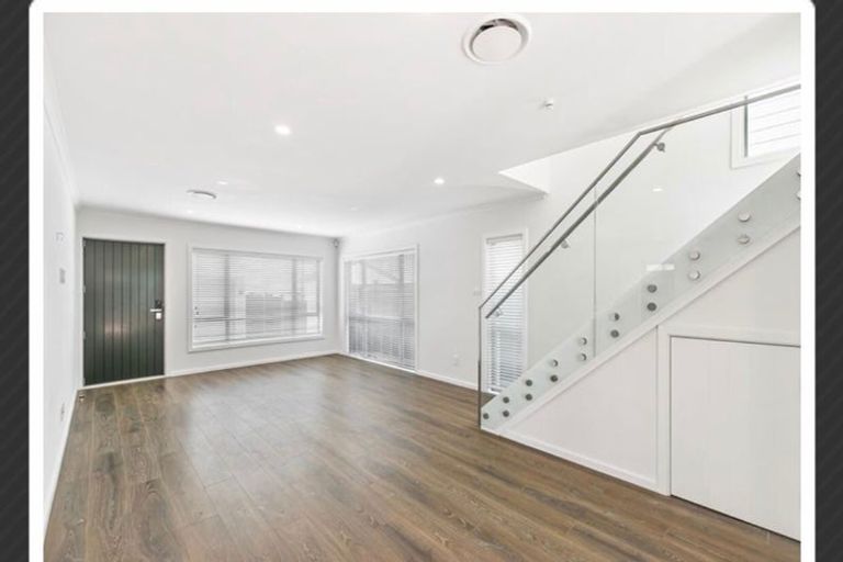 Photo of property in 8 Waihanga Way, Bucklands Beach, Auckland, 2014